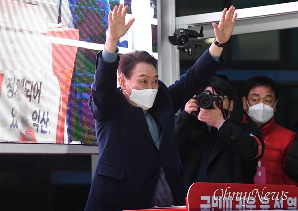 윤석열 국민의힘 대선후보가 22일 전북 익산시 중앙동 익산역 동부광장에서 열린 집중유세에서 손을 들어 지지를 호소하고 있다.