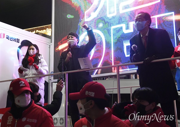 국민의힘 이준석 대표와 홍준표 의원이 22일 서울 마포구 홍대 상상마당 앞에서 윤석열 대선 후보 지원 거리 유세를 하고 있다.