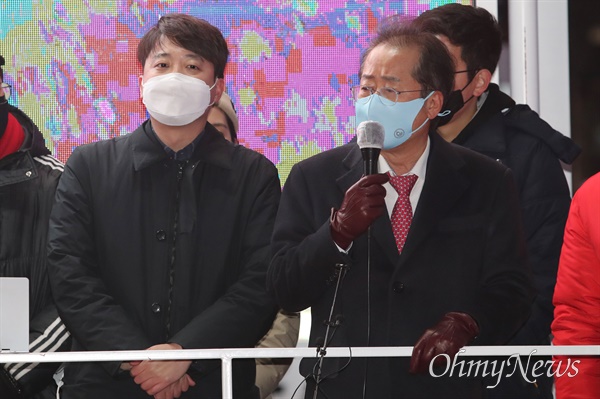 국민의힘 홍준표 선대본부 상임고문이 22일 오후 서울 마포구 KT&G 상상마당 앞에서 열린 유세에 참석해 윤석열 대선후보에 대해 지지를 호소하고 있다.