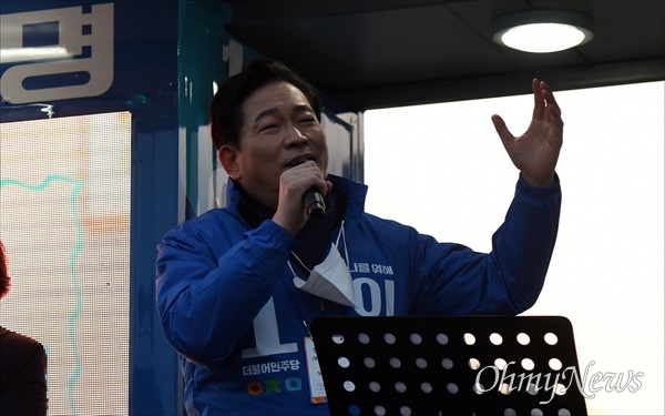 송영길 더불어민주당 대표가 22일 저녁 대전 서구 둔산경찰서 사거리에서 유세를 하고 있다.