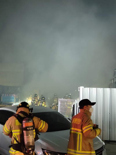22일 오후 7시 45분경 창원 마산회원구 회원동 소재 야적장 화재 발생.
