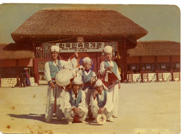 1974년 한국민속예술촌 활동 당시 모습. 박염 선생(사진 왼쪽에서 첫 번째)이 장구를 든 채 포즈를 취하고 있다.