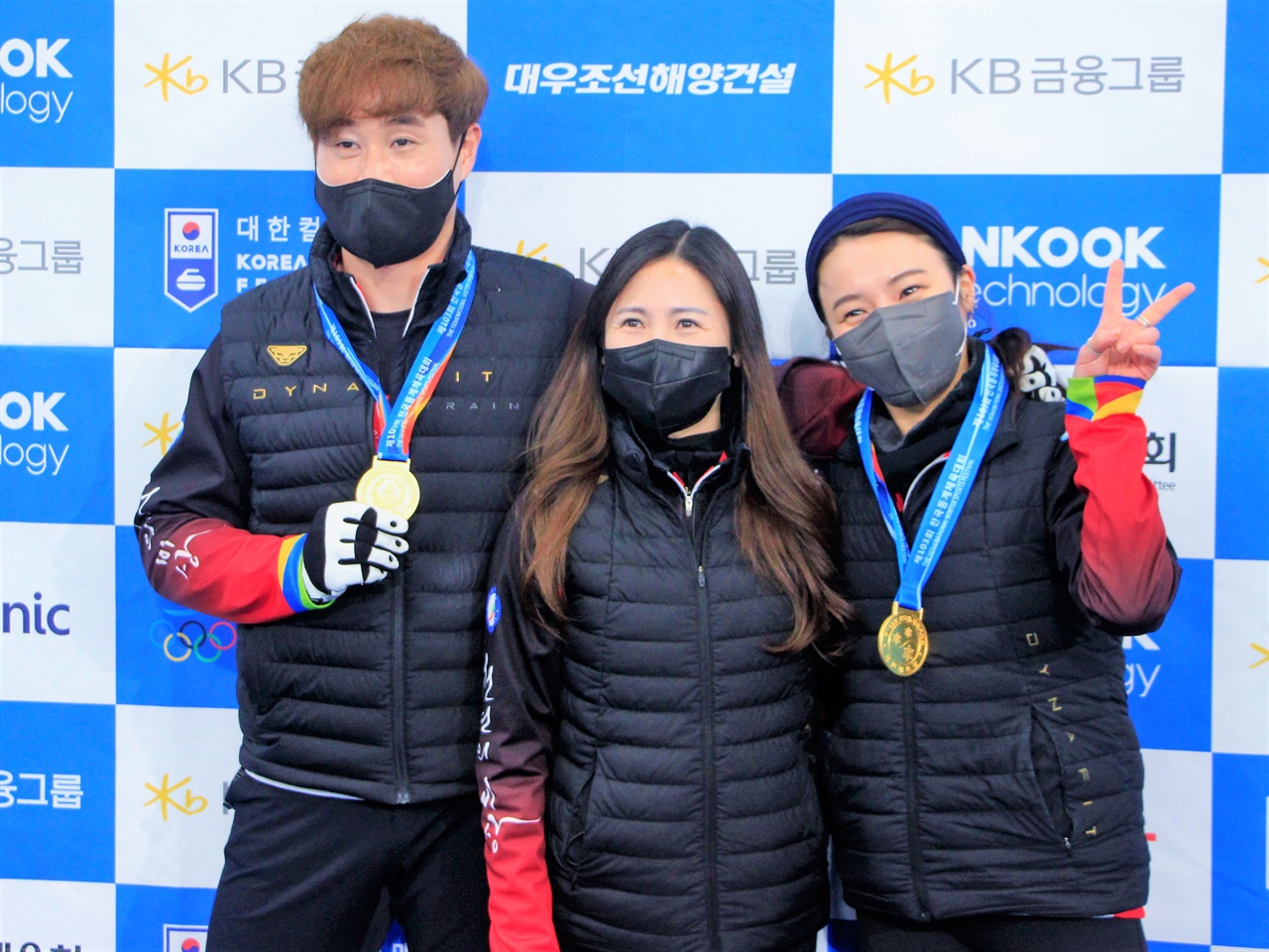  동계체전 컬링 종목에서 첫 메달을 획득한 전라북도청의 남윤호(왼쪽) - 엄민지(오른쪽) 조. 가운데는 정다겸 감독.