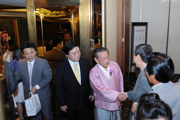 지난 2011년 8월 15일 조남욱(사진 왼쪽에서 세 번째 한복을 입은 이) 당시 삼부토건 회장의 팔순연에서 조 회장과 차남 조시연(사진 왼쪽에서 두 번째) 부사장이 손님들을 맞고 있다.