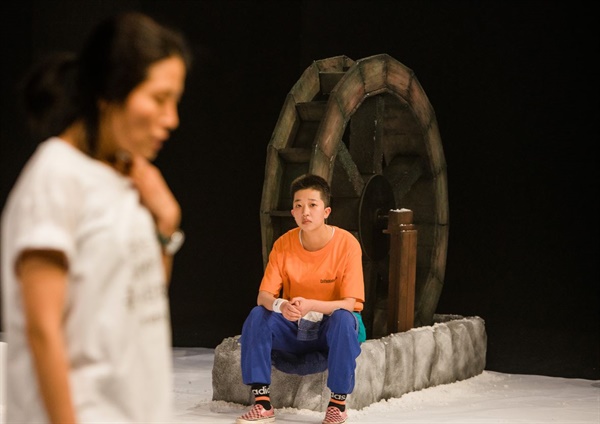  2022년에 필요한 여성들의 이야기를 담은 연극 <콜타임>의 한 장면