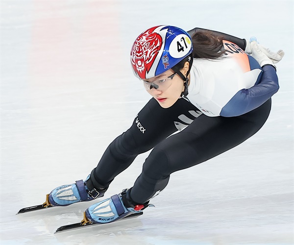 결승전 레이스 펼치는 이유빈 16일 중국 베이징 캐피털 실내 경기장에서 열린 2022 베이징 동계올림픽 쇼트트랙 여자 1500m 결승에서 이유빈이 레이스를 펼치고 있다. 