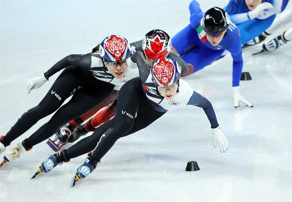 역주하는 이유빈 16일 베이징 캐피털 실내 경기장에서 열린 2022 베이징 동계올림픽 쇼트트랙 여자 1,500m 준결승에서 한국 이유빈이 선두로 달리고 있다.