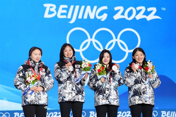 은메달 수여받는 여자 쇼트트랙팀 2022 베이징 동계올림픽 쇼트트랙 여자계주 3,000m에서 은메달을 획득한 한국 쇼트트랙 대표팀이 14일 중국 베이징 메달 플라자에서 열린 메달 수여식에서 단상에 올라 은메달을 들어 보이고 있다. (왼쪽부터) 최민정, 김아랑, 이유빈, 서휘민.