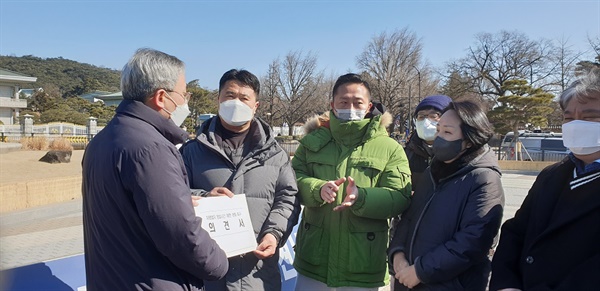 자영업자단체들이 문재인 대통령과 김부겸 국무총리의 면담을 요청하면 자영업자들의 의견서를 정와대 방정균 시민수석에서 전달하고 있다.