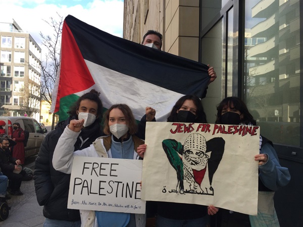 시위에 참여한 시민과 국제 학생들의 피켓에는 "팔레스타인을 자유롭게 하라", "팔레스타인을 위한 유대인", "이스라엘 아파트르헤이트를 종식시켜라", "정착형 식민주의를 끝내라" 등이 있었다.