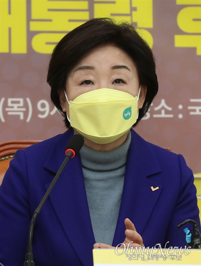 정의당 심상정 대선 후보가 24일 서울 여의도 국회에서 열린 전국공공운수사회서비스노동조합 정책협약식에서 발언하고 있다.
