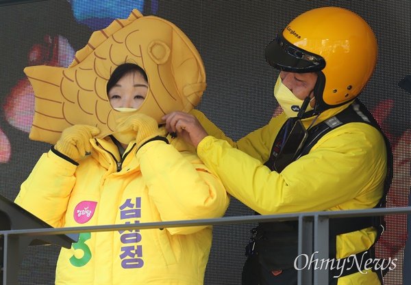 정의당 심상정 대선 후보가 24일 서울 구로구 구로디지털단지에서 열린 유세에서 배달 노동자로부터 붕어빵 모자를 받고 있다. 