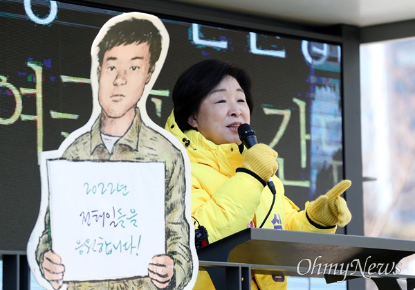 정의당 심상정 대선 후보가 24일 서울 구로구 구로디지털단지에서 열린 유세에서 지지를 호소하고 있다. 