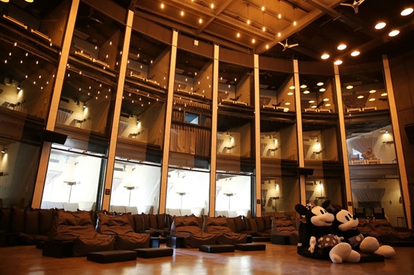 '영화극장'은 오페라 극장을 연상시키는 발코니에 독립된 26개룸 78석을 갖췄다.