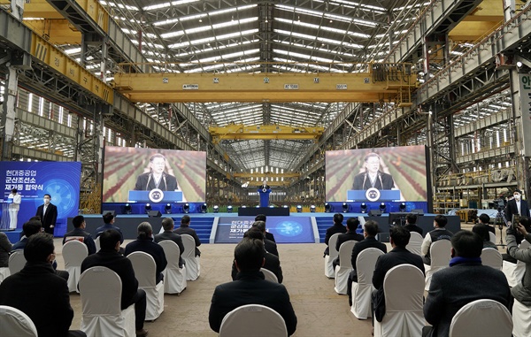 문재인 대통령이 24일 전북 군산시 현대중공업 군산조선소에서 열린 군산조선소 재가동 협약식에 참석해 발언하고 있다.