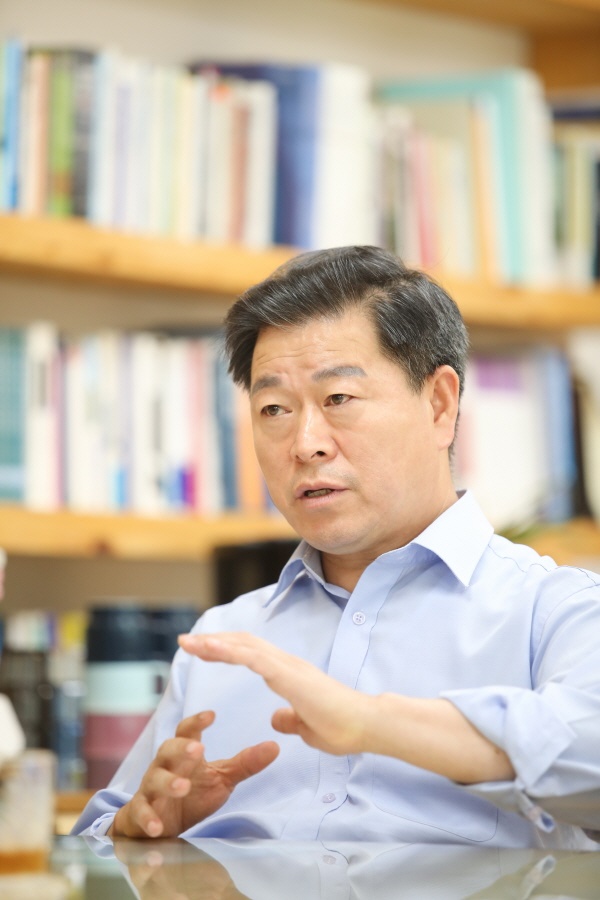 박승원 광명시장은 민선7기 최대 시정 성과로 "'공공·공정·공감'의 가치 실현"을 꼽았다.