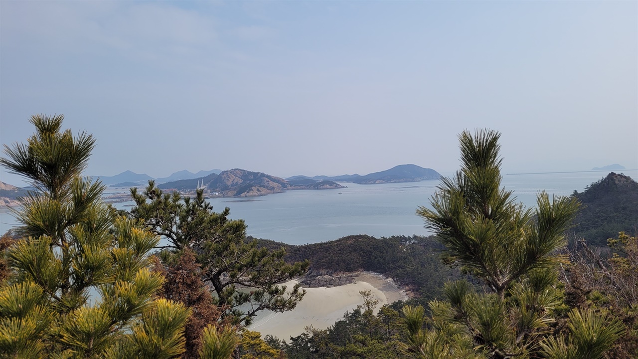 투구봉 갈림길에서 바라본 해변이 아름답다