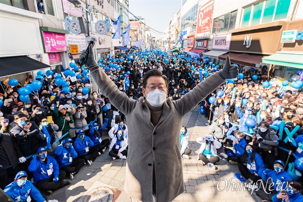  이재명 더불어민주당 대선후보가 24일 오후 강원도 원주 중앙로 문화의거리에서 유세를 하고 있다. 