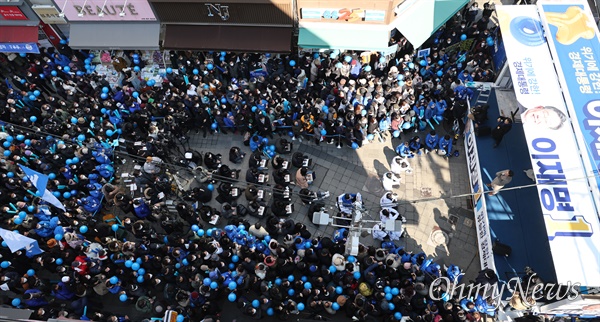  이재명 더불어민주당 대선후보가 24일 오후 강원도 원주 중앙로 문화의거리에서 유세를 하고 있다.
