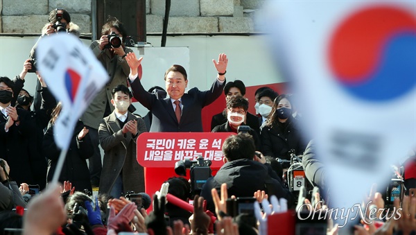 국민의힘 윤석열 대선 후보가 24일 오후 경기도 수원시 팔달문 앞에서 열린 집중 유세에서 지지자들에게 인사하고 있다.
