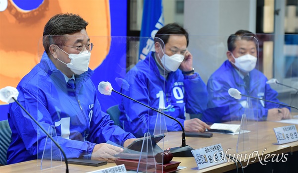 더불어민주당 윤호중 원내대표가 25일 서울 여의도 당사에서 열린 중앙선거대책위원회의에서 발언하고 있다. 