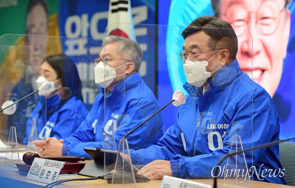 더불어민주당 윤호중 원내대표가 25일 서울 여의도 당사에서 열린 중앙선거대책위원회의에서 발언하고 있다. 