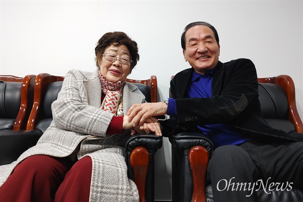 박창달 더불어민주당 대구경북총괄선대위원장이 지난 14일 일본군 위안부 출신 이용수 할머니를 만나 대화를 나누고 있는 모습.