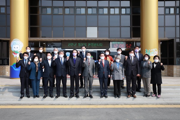  청양군과 신안군이 25일 자매결연을 했다.