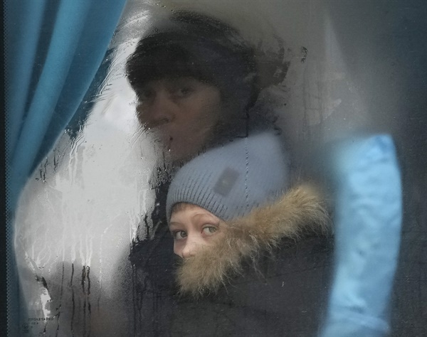 24일(현지시간) 우크라이나 동부 루간스크 지방 세베로도네츠크의 버스에서 한 여성과 아이가 차창 밖을 내다보고 있다. 이날 블라디미르 푸틴 러시아 대통령은 우크라이나 내 군사작전을 선언하며 전면전을 개시했다. 2022.2.24