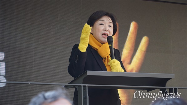  심상정 정의당 대선 후보가 26일 공식 선거전이 시작된 후 처음으로 대구를 찾아 중구 동성로 대구백화점 앞에서 유세를 하고 있다.