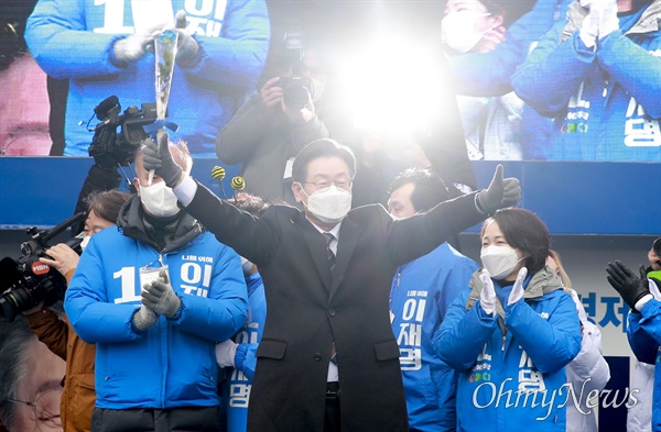  더불어민주당 이재명 대선 후보가 26일 오후 경기도 고양시 일산문화공원에서 열린 '고양의 수도권 서북부 경제 중심지 도약을 위해!' 집중 유세에서 지지자들에게 인사하고 있다.
