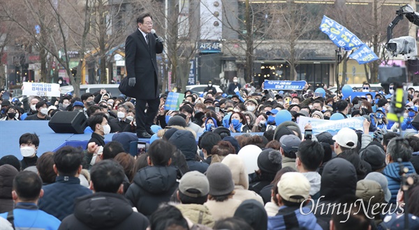  더불어민주당 이재명 대선 후보가 26일 오후 경기도 고양시 일산문화공원에서 열린 '고양의 수도권 서북부 경제 중심지 도약을 위해!' 집중 유세에서 지지를 호소하고 있다.