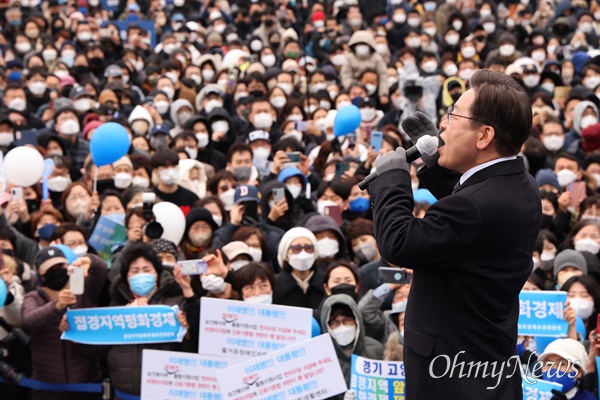  더불어민주당 이재명 대선후보가 26일 경기도 고양시 일산문화공원에서 열린 '고양의 수도권 서북부 경제 중심지 도약을 위해!' 고양 집중 유세에서 지지를 호소하고 있다. 