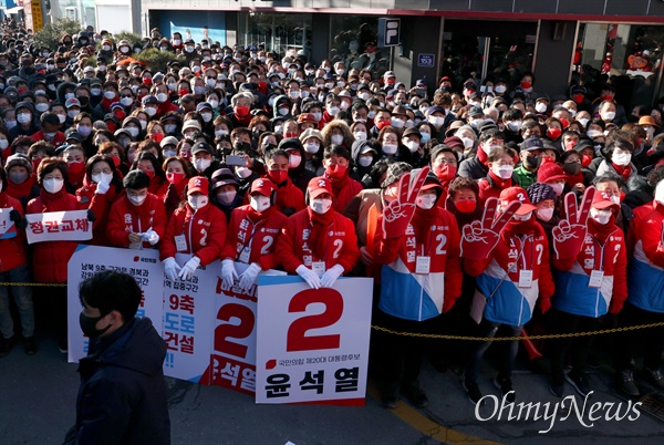  27일 오전 경북 영주시 번영로 국민의힘 윤석열 대선 후보의 유세장에 모인 지지자들이 연예인 유세단의 유세 모습을 지켜보고 있다. 선대본부 공보단은 이날 오전 언론 공지를 통해 "윤 후보가 오늘 사정상 유세에 참석하지 못함을 알려드린다"며 "양해를 부탁드린다"고 밝혔다.