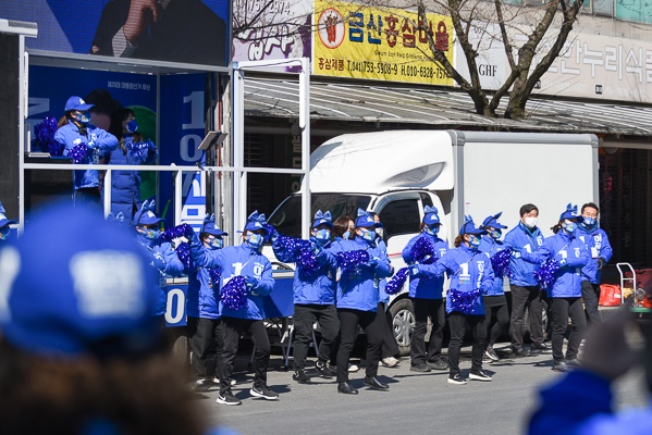 매일 충남 전역을 순회하며 도민을 찾아가 지지를 호소하는 민주당 충남선대위 볼케이노 유세단이 흥겨운 퍼포먼스로 눈길을 가로잡고 있다