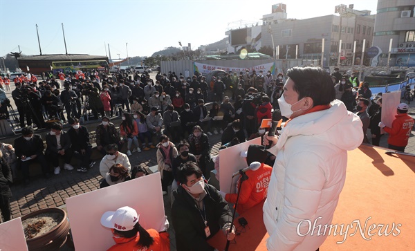 안철수 국민의당 대선후보가 27일 오후 전남 여수시 이순신광장 앞에서 열린 유세에서 지지를 호소하고 있다.