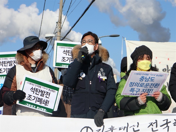  기자회견에서 발언 중인 발전노동자