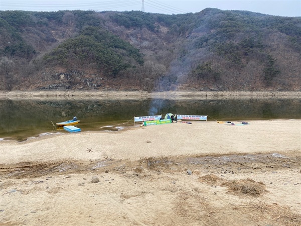 합천보 천막농성장 합천보 상류 700미터 지점에 차려졌던 합천보 수문개방 연장촉구 천막농성장의 모습이다. 넓은 모래톱 위에 차려진 농성장이다. 