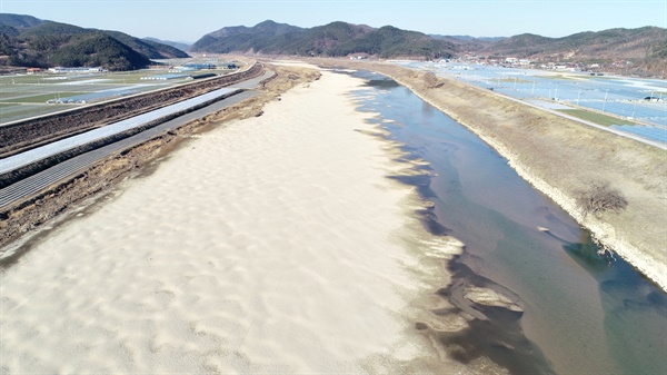 모래의 강 내성천 못지않은 아름다운 모래톱 보유한 회천의 독특한 모습