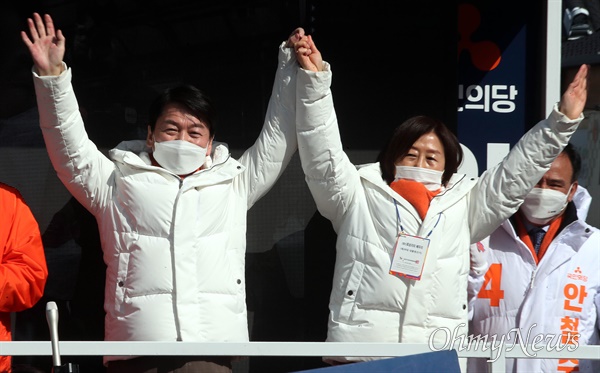 국민의당 안철수 대선 후보가 부인 김미경 교수와 함께 2월 28일 오전 전북 고창전통시장 앞에서 열린 유세에서 지지자들에게 인사하고 있다.