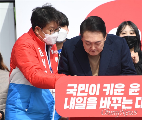  국민의힘 윤석열 대선 후보가 28일 오전 강원 동해시에서 열린 "환동해권 물류거점 항만도시 동해의 새로운 도약" 동해 유세에서 연설을 마치고 권성동 의원과 대화하고 있다. 