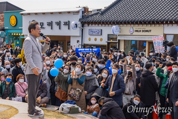  이재명 더불어민주당 대선후보가 28일 오후 경북 경주 황리단길 유세장에서 연설을 하고 있다. 