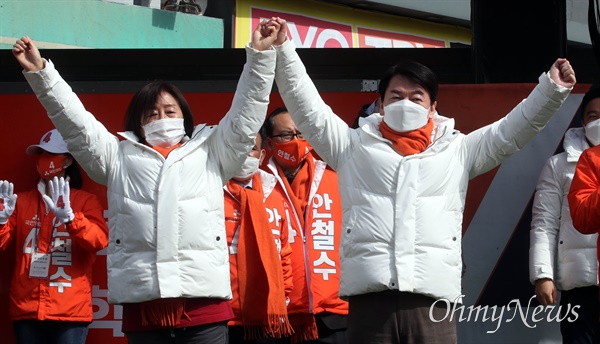  국민의당 안철수 대선 후보와 부인 김미경 교수가 28일 오후 전북 정읍시 샘고을시장 앞에서 열린 유세에서 인사하고 있다.