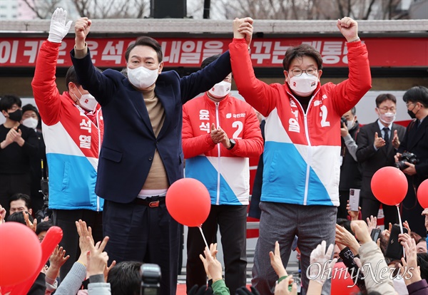 2월 28일 강원 강릉시 월화거리광장 유세에서 국민의힘 윤석열 당시 대선 후보가 권성동 의원과 함께 인사하는 모습.
