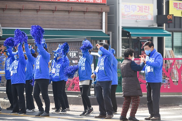 볼게이노 유세단과 퍼포먼스를 펼친 김진호 전 논산시의회 의장 앞으로 시민이 다가와 함께 흥겨운 율동을 따라 하고 있다