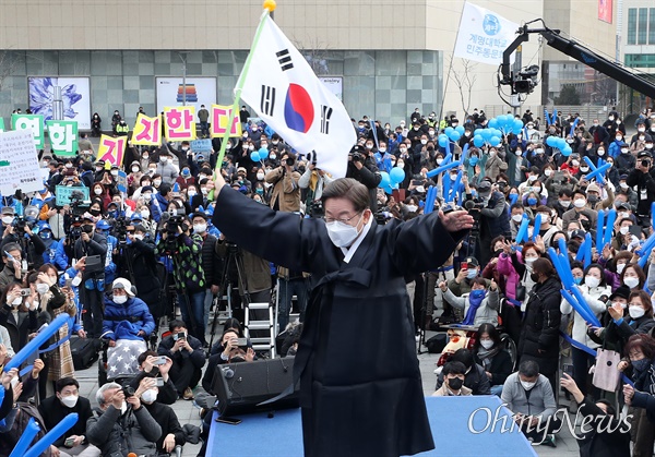  이재명 더불어민주당 대선 후보가 28일 오후 대구 동대구역 광장에서 열린 '남부수도권 시대, 대구 경북의 재도약, 이재명은 합니다!' 대구 집중유세에서 두루마기를 입은 채 태극기를 흔들고 있다.