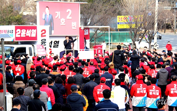 국민의힘 이준석 당대표는 2월 28일 오후 창원역 광장에서 윤석열 대선후보 지원유세를 벌였다.