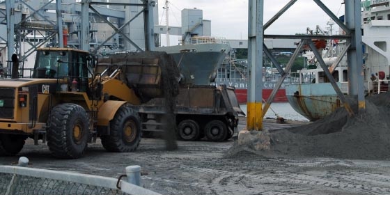 시멘트 공장들의 일본 석탄재 수입 현장