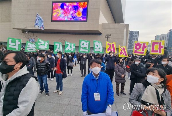  대구환경운동연합 회원들이 '낙동강 재자연화 지지한다"는 플래카드를 보고 있다.