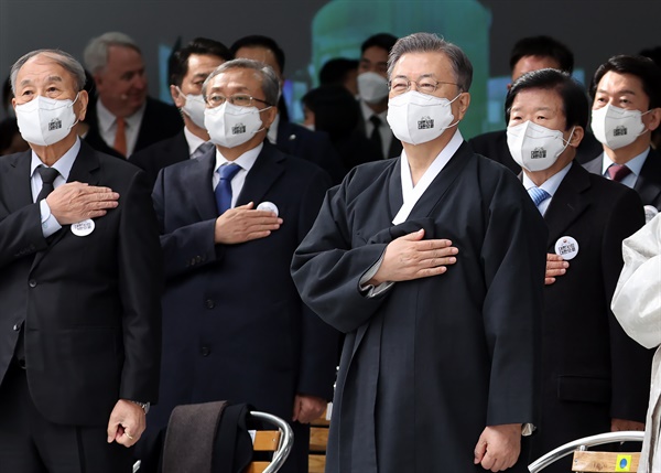 문재인 대통령이 1일 서울 서대문구 국립 대한민국임시정부 기념관에서 열린 제103주년 3.1절 기념식에서 국기에 경례를 하고 있다.
